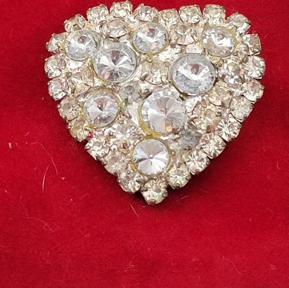Vintage Elegant Heart-Shaped Crystal Brooch - Picture 3 of 3